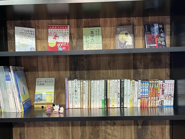 自立訓練事業所(生活訓練)エンラボカレッジの本棚